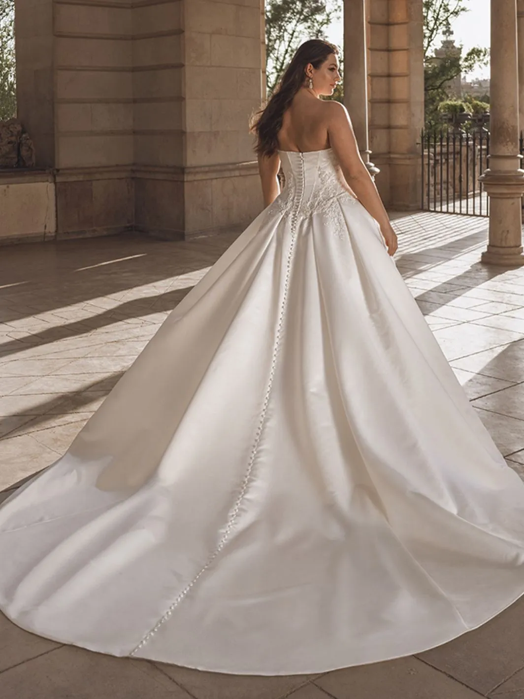 Geneva S - Portrait by Enzoani view 2